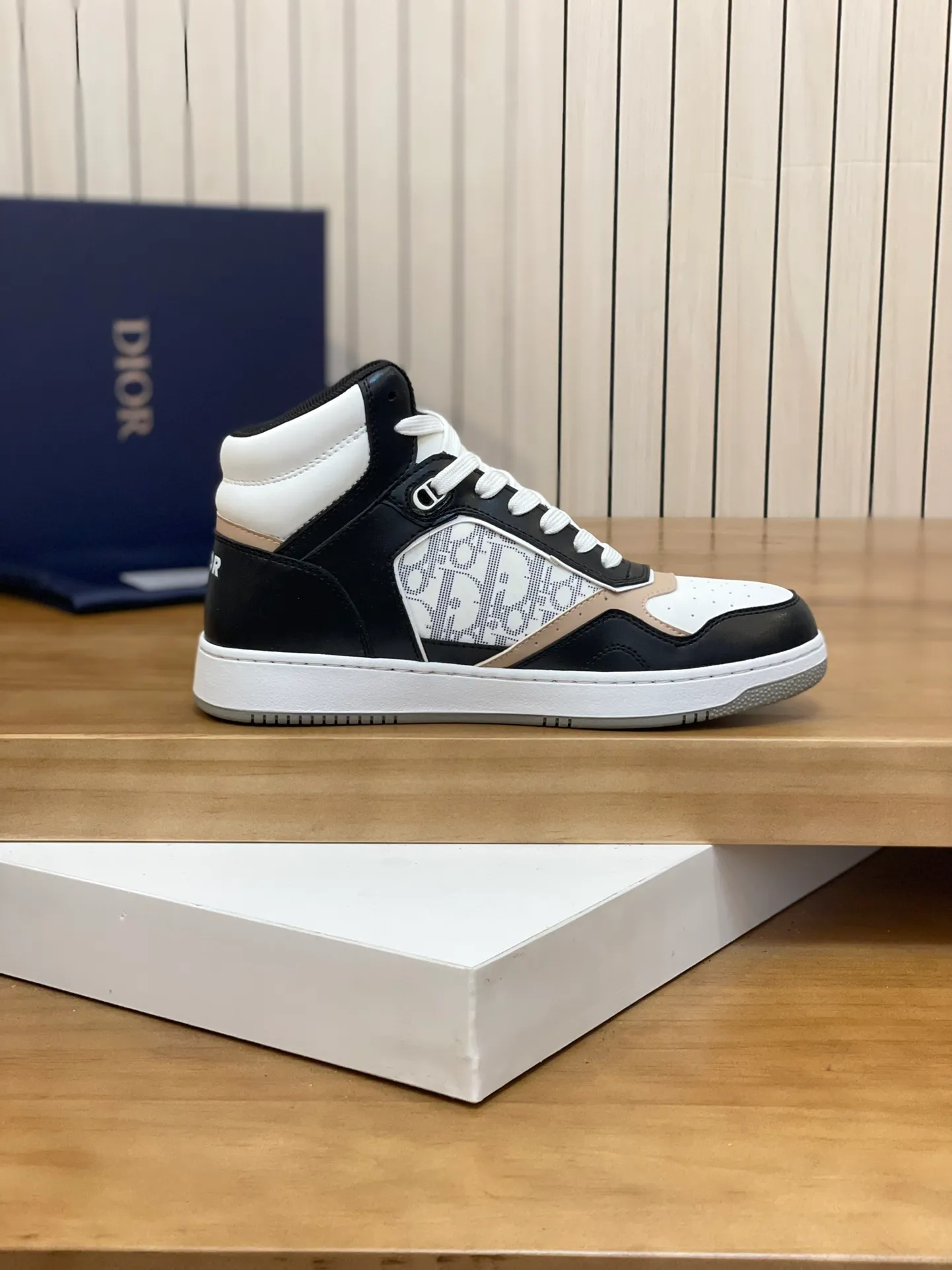 Men's shoes: 💰P460¥ Product trademark: Dior* "Dior*" high-top casual shoes Regular size: 38-44 (can be customized to 45.46) Product materials: Upper imported cowhide stitched with original fabric, breathable lining, original outsole. Number: 1006